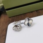 [Eternal Jewelry]CLOVER MEDIUM STUD EARRINGS - Image 2