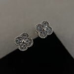 [Eternal Jewelry]CLOVER MINI DIAMOND STUD EARRINGS - Image 6